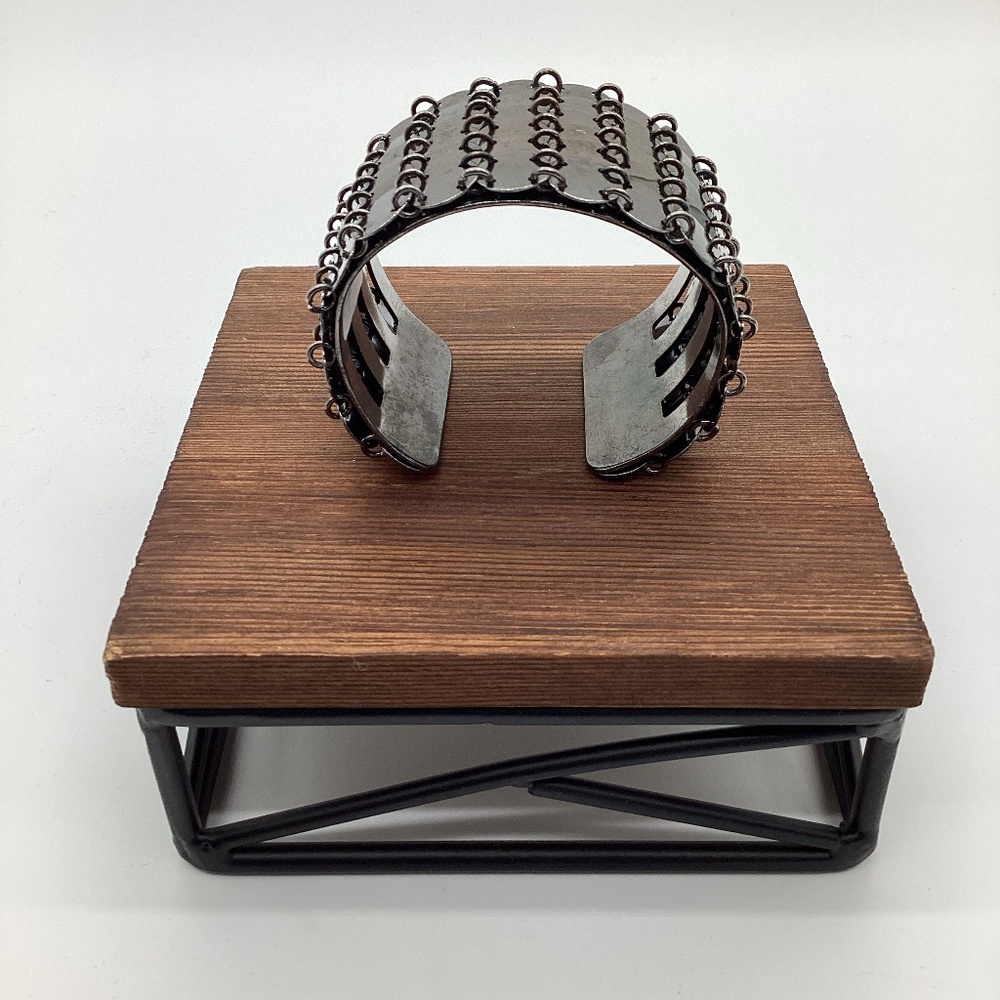 2155. Edgy Gunmetal Gray Cuff Bracelet Classic with a Bold Twist GUC
